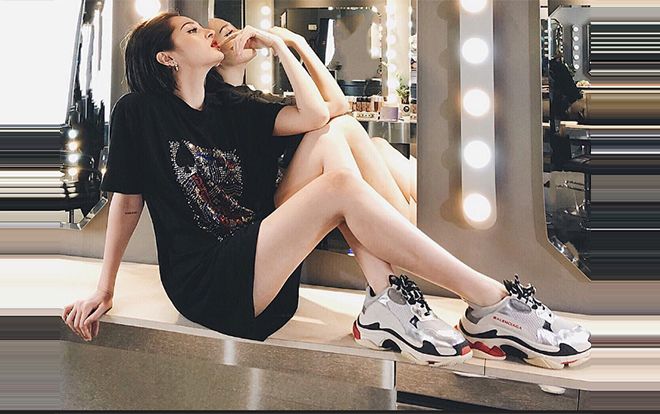 Đến lượt 'thánh bánh bèo' Bảo Anh - Ngọc Trinh bị sneakers hầm hố dụ dỗ mất rồi!