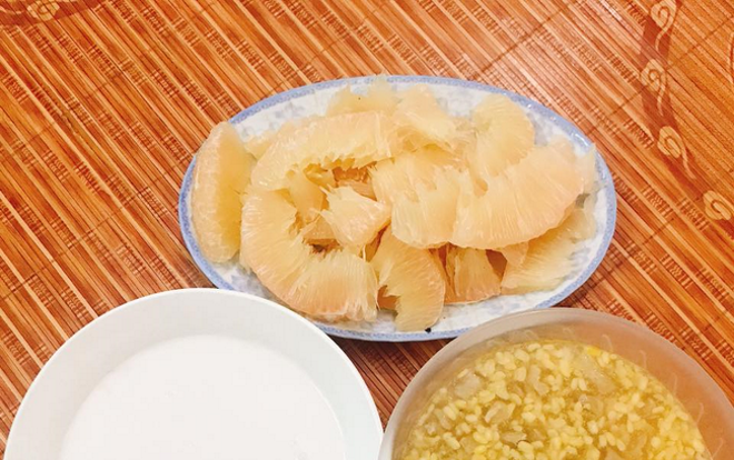 Cười ra nước mắt với cảnh cô gái vừa khoe cách bóc bưởi không dính vỏ đã nhận ngay cục tức vì 'đời không như là mơ'