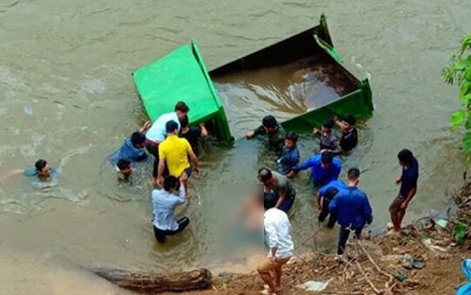 Bất cẩn trong lúc lùi xe ô tô tự chế rơi xuống suối, nam thanh niên 17 tuổi tử vong