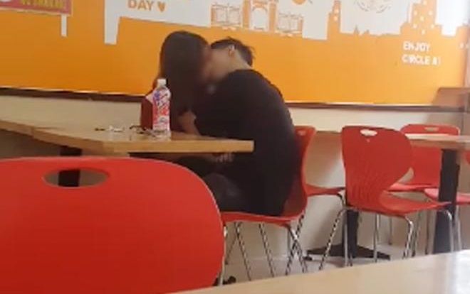 Bực bội chứng kiến đôi trẻ vô tư 'ân ái' ngay trong cửa hàng tiện lợi, khách hàng rủ nhau 'thôi chúng ta về để họ tự nhiên'