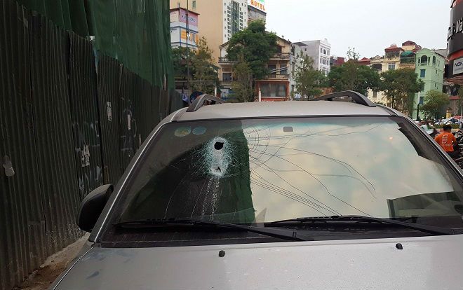 Kinh hãi thanh sắt dài 3m từ công trình xây dựng rơi xuống xuyên thủng kính ô tô đang đỗ ven đường