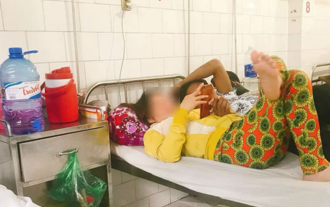 Nhức mắt với chị gái giường bên vừa ở bẩn vừa vô ý, lại còn 'tí toáy' với bồ ngay trong bệnh viện