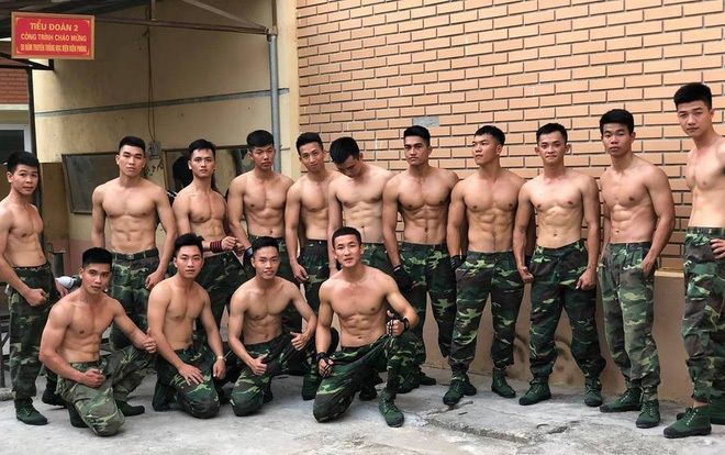 Trai đẹp Học viện Biên phòng gây sốt vì quá giống dàn 'soái ca' cởi trần khoe 6 múi của Hậu duệ Mặt trời