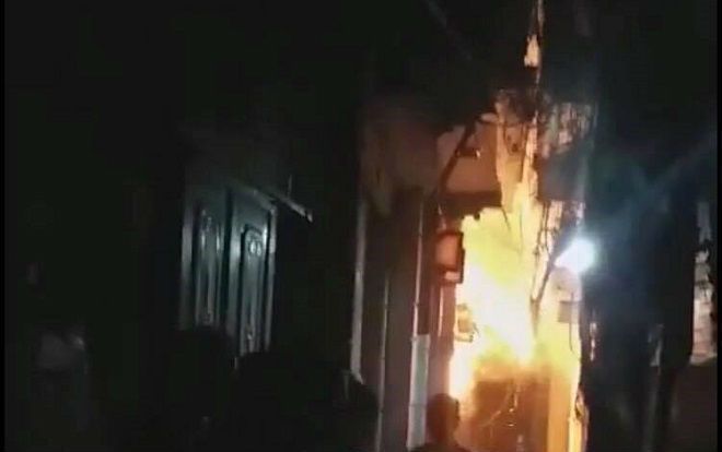 Hà Nội: Tẩm xăng đốt nhà bố vợ lúc nửa đêm, con rể và cháu ngoại 6 tuổi bỏng nặng