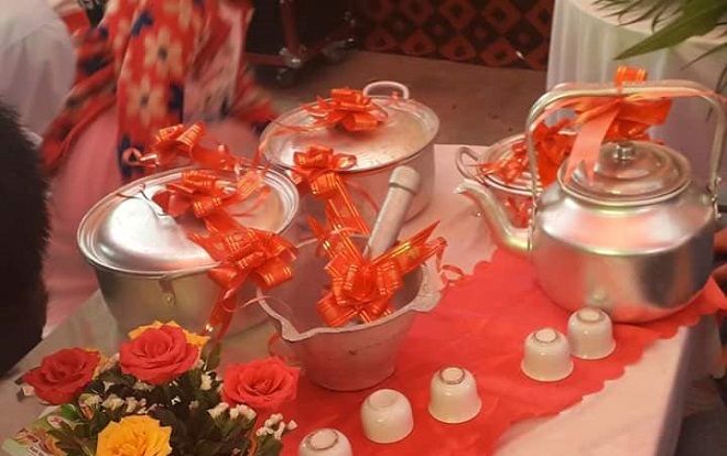 Hội bạn thân tặng quà cưới thời bao cấp từ xoong nồi cho đến chày cối khiến dân mạng cười bò