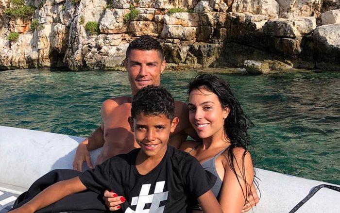 10 bức ảnh được like nhiều nhất trên Instagram 2018, có người còn chiếm đến gần 1/2 bảng xếp hạng