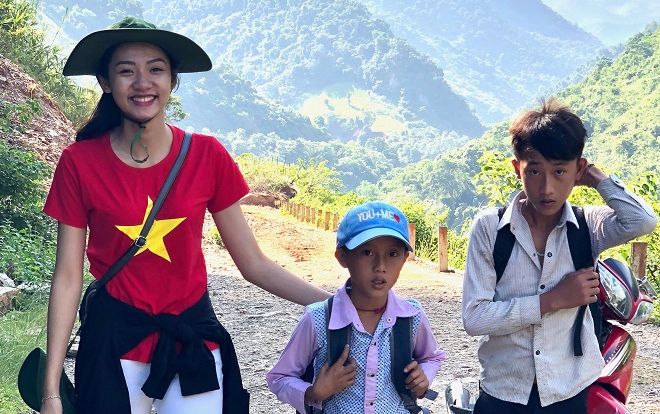 Vẻ đẹp thân thiện của 'Người đẹp tài năng 2018' băng rừng đến giúp trẻ em vùng lũ