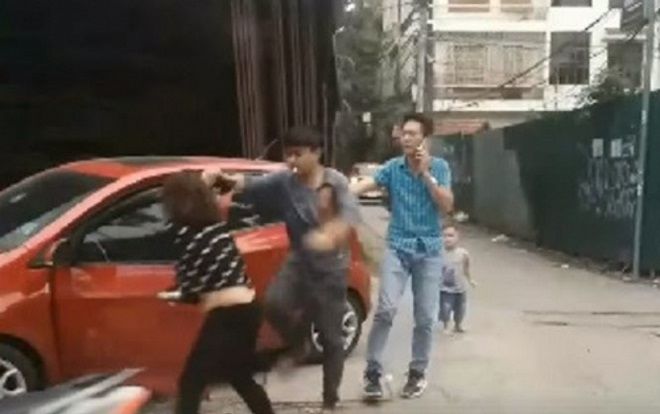 Vụ chồng giật tóc đánh đập vợ trước mặt con trai đang gào khóc: Thực hư tin đồn người tình của vợ trốn trong xe