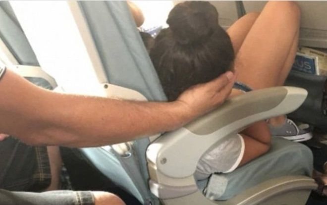 Dùng tay kê đầu cho con gái ngủ suốt chuyến bay, đây đích thị là ông bố mà ai cũng ao ước