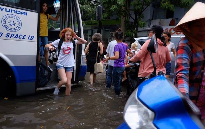 Vừa xuống Sài Gòn đã thấy mênh mông biển nước, phản ứng của nữ du khách khiến nhiều người bất ngờ
