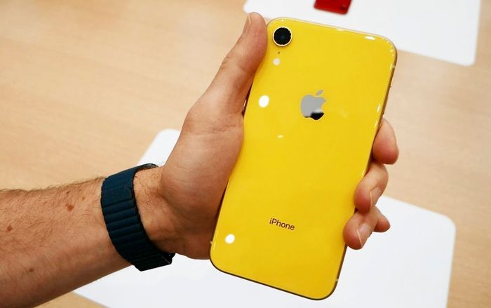 Tại sao camera điện thoại thì hình tròn mà lại chụp ra ảnh hình vuông?