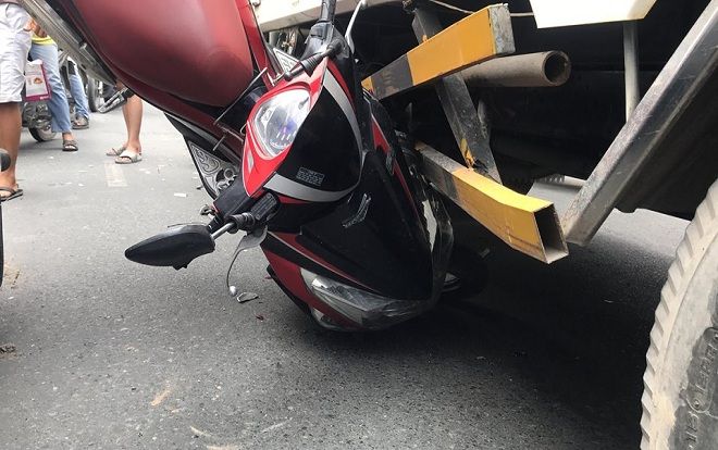 Xe máy chở 3 ‘kẹp’ giữa xe tải và taxi, 3 nam sinh lớp 10 ở Sài Gòn nhập viện