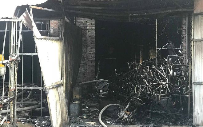 Cháy lớn nhà biệt thự dùng làm xưởng sản xuất ghế sofa ở Hà Nội, một người nghi mắc kẹt tử vong