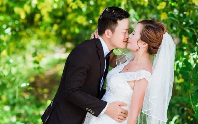 Cô dâu 62 tuổi livestream kể về quá khứ chật vật với đủ thứ nghề mưu sinh