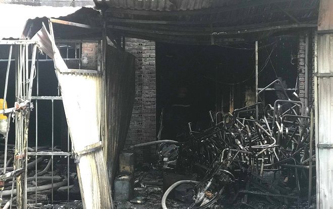 Vụ cháy biệt thự dùng làm xưởng sản xuất ghế sofa ở Hà Nội: Một nam giới tử vong khi đến nhà chơi