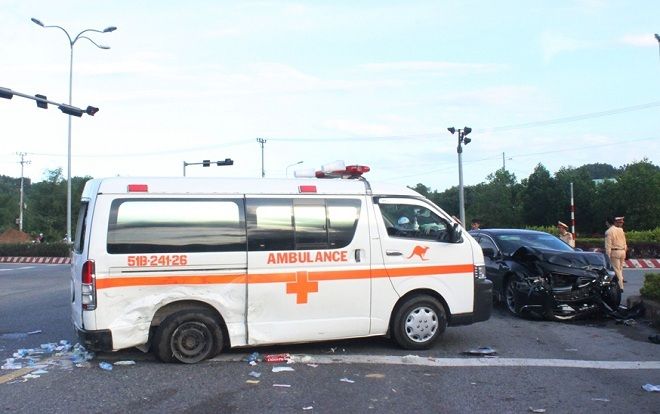 Xe cấp cứu va chạm kinh hoàng với ô tô con, bệnh nhân ung thư cùng 4 người thân bị thương nặng