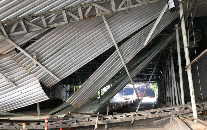 Tài xế xe tải làm sập giàn giáo thi công cầu vượt tại hầm Thủ Thiêm rồi bỏ chạy