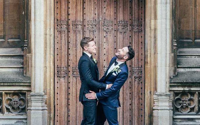 Từ hành trình yêu xa đến đám cưới cổ tích của cặp đôi đồng tính nam đẹp như thơ nơi xứ sở sương mù