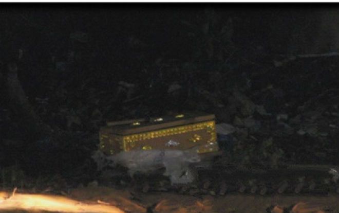 Tá hỏa phát hiện thi thể trẻ sơ sinh đang phân hủy mạnh trong quan tài ở bãi rác