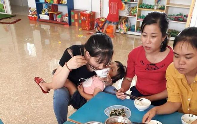 Xúc động bữa ăn trưa vội vã của các giáo viên mầm non, vừa ăn vừa bế trẻ và những tâm sự cay đắng về nghề