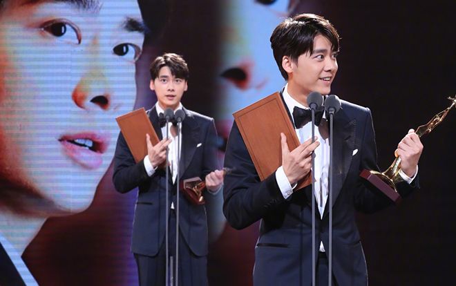Cùng nhận hai giải thưởng lớn tại Kim Ưng 2018, Địch Lệ Nhiệt Ba hứng cơn mưa gạch đá còn Lý Dịch Phong thì sao?