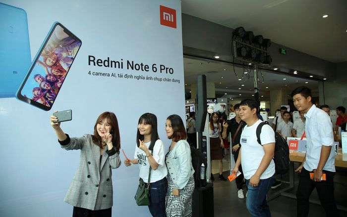 Xiaomi lập kỷ lục selfie trong vòng 3 phút với 133 tấm hình bằng Redmi Note 6 Pro