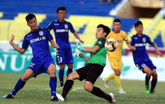 Bùi Tiến Dũng hai lần 'đốt' lưới nhà, Bình Dương vô địch!