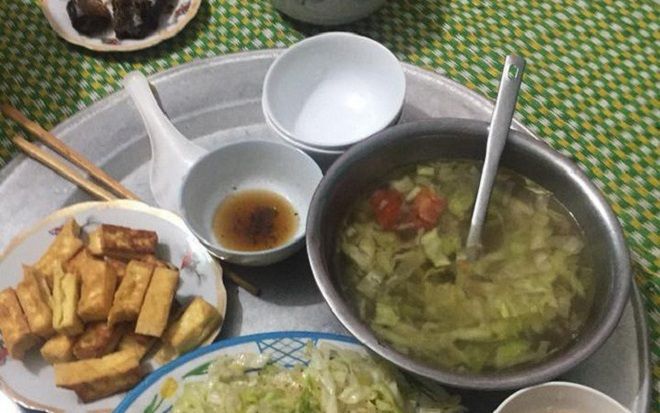 Khoe mâm cơm rẻ chỉ 28k có những 5 món, vợ trẻ được khen khéo vun vén, người lại xuýt xoa vì chồng dễ nuôi