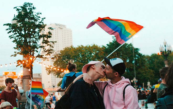 Lá cờ lục sắc tung bay trong buổi diễu hành Bình đẳng đầu tiên tại Ba Lan