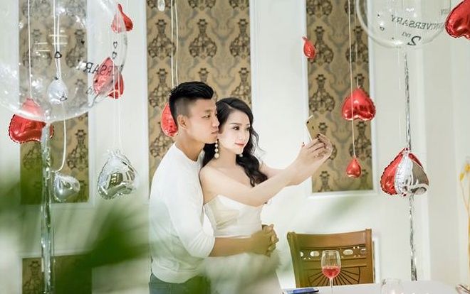 Bạn gái Vũ Văn Thanh hạnh phúc ngất ngây trong đêm kỷ niệm 3 năm yêu nhau