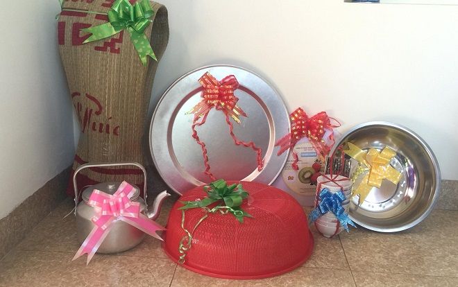 Thêm hội bạn thân tặng quà cưới thời bao cấp, lần này có cả bát đũa và lồng bàn