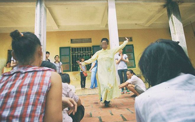 28 tuổi không chịu lấy chồng, cô gái bị hỏi nhiều đến mức nổi điên, liên tục đòi chết