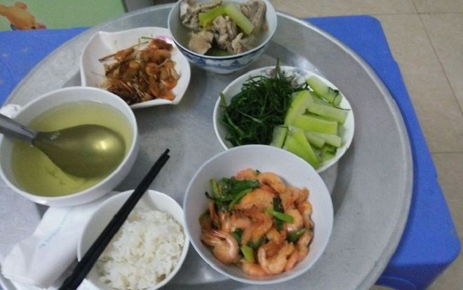 Đăng mâm cơm cữ 4 món mẹ chồng chuẩn bị để hỏi ‘có ăn được không’, nàng dâu khiến chị em tranh cãi dữ dội