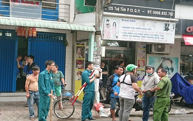 Cảnh sát khống chế đối tượng nghi cướp giật, cầm vật nhọn cố thủ trong tiệm game bắn cá ở Sài Gòn