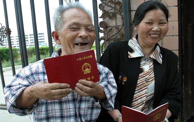 Vì sao cụ ông 85 tuổi cao chưa đầy 1m tuyển vợ mà vẫn có đến 30 chị em đăng ký trong đó có người chỉ mới 20 tuổi?