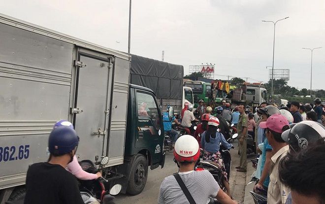 Xe tải cày nát 3 xe máy trên đường phố Sài Gòn, 2 người tử vong, 3 người khác bị thương