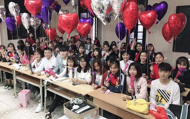 Lớp học 3 nam mà có đến 60 nữ nhưng không quà cáp 20/10 đầy đủ là chỉ có nước xuống gầm bàn ngồi thôi!