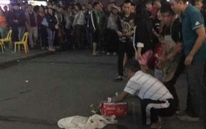 Bàng hoàng phát hiện cháu bé không mặc quần áo rơi xuống đất tử vong ở chung cư Linh Đàm