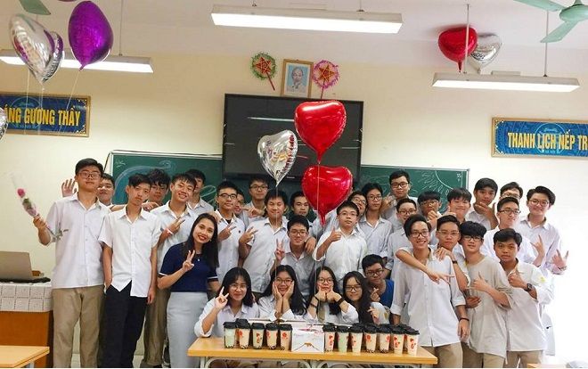 Quà 20/10 'chất chơi' của 31 bạn nam tặng 4 nữ sinh cùng lớp khiến ai cũng phải ghen tỵ