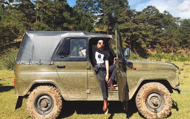 Đi giày bung lìa cả đế Hà Tăng vẫn tạo dáng thần thái chất lừ