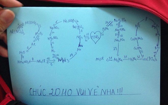 Món quà đặc biệt chưa từng thấy nam sinh chuyên Hóa dành tặng các bạn nữ dịp 20/10