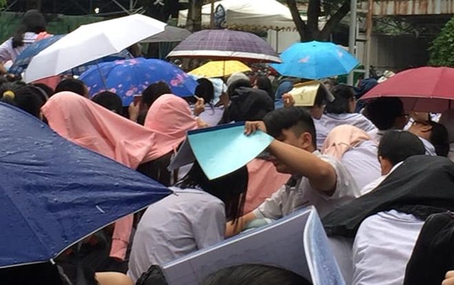 Chỉ một bức ảnh ngày mưa giữa sân trường, nam sinh hạ gục bao trái tim vì hành động quá sức ngôn tình