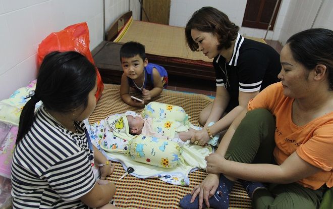 Bé trai 2 tháng tuổi bị bỏ rơi giữa đường cùng nhiều đồ dùng