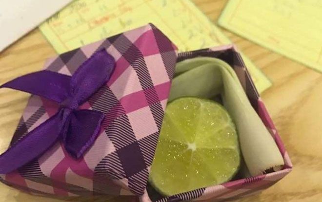 Khoe quà sang chảnh ‘lỗi mốt’ rồi, chị gái này khoe hộp quà chanh sả đúng nghĩa đen lại nhận được nhiều like