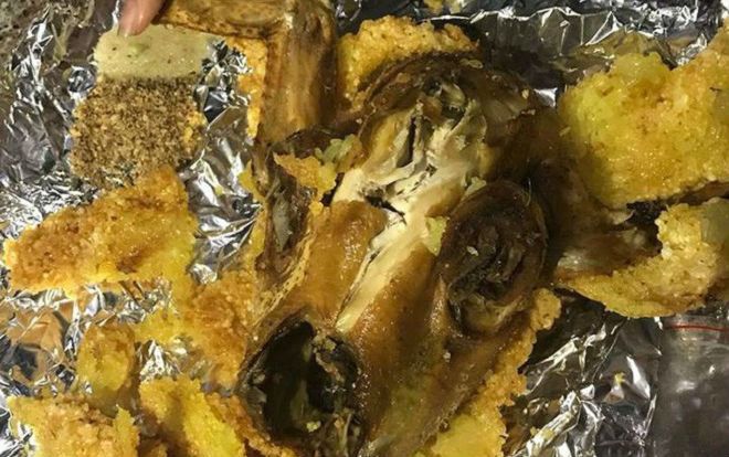 Hí hửng mua gà bó xôi về khao chị em công ty, cô gái ngậm ngùi nhận phải 'gà bó xi măng tẩm mỡ' khiến cô sợ tới già