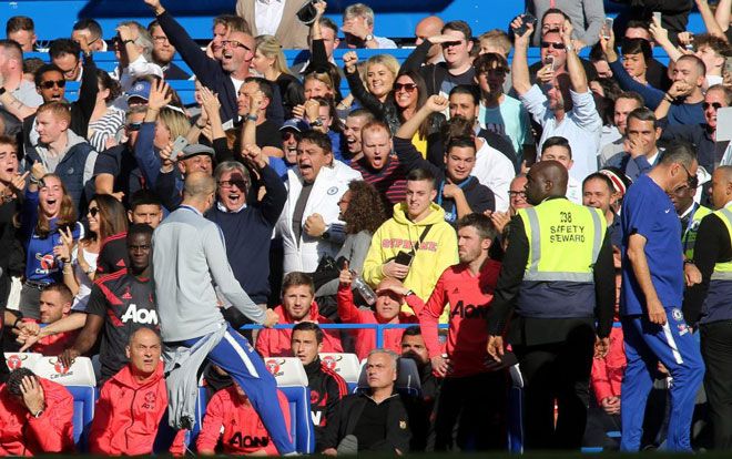 Mourinho 'phối hợp' với trợ lý Chelsea diễn trò suýt đánh nhau
