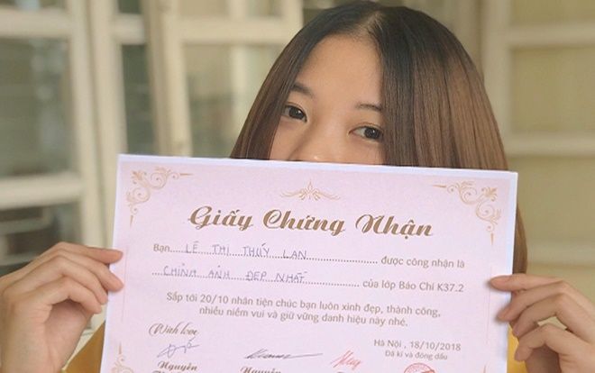 Nữ sinh trường Báo xúc động trước món quà 20/10 có 1-0-2 của các bạn nam