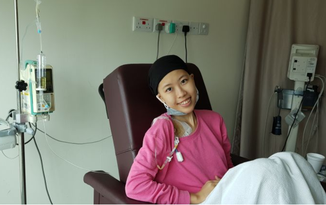 Con gái của đạo diễn 'Gió qua miền tối sáng' tái phát ung thư, giấu cha chia sẻ dòng trạng thái tìm sự giúp đỡ