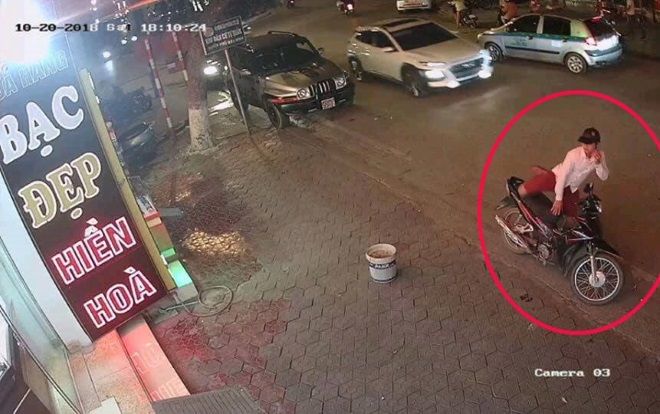 Giả vờ vào tiệm mua vàng, nam thanh niên mặc áo sơ mi cầm sợi dây chuyền 4,7 chỉ trốn thoát