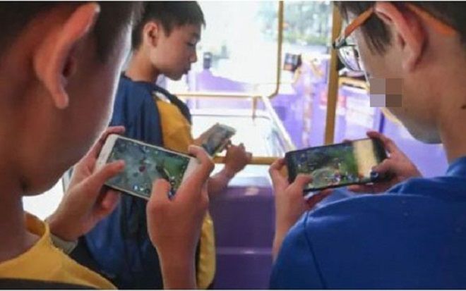 Nữ sinh đòi nhảy từ tầng 7 lớp học sau khi viết tâm thư đe dọa cô giáo vì bị tịch thu điện thoại: ‘Nếu cô không trả, em sẽ tự tử’